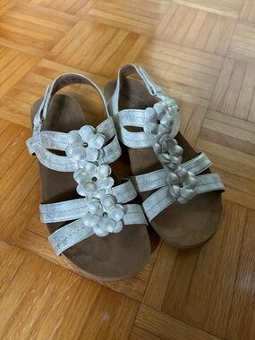 Natural Soul Golden Flower Sandals